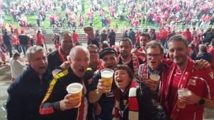 <p>Den Moment einfangen: Roger Christmann (ganz rechts) feierte noch lange mit seinen „Union-Kumpels“ den historischen Aufstieg.</p>