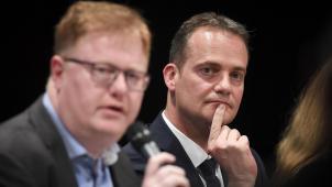 <p>Oliver Paasch (r.) versuchte Freddy Mockel (l.) noch zum Einstieg in die Koalition zu bewegen, doch das dürfte als Alibiaktion gewertet werden. Dieses Bild entstand bei der GrenzEcho-Wahldebatte in Eupen.</p>