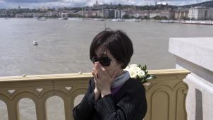 <p>Eine Südkoreanerin trauert auf der Margaretenbrücke unweit der Stelle einer Schiffskollision um die Opfer.</p>