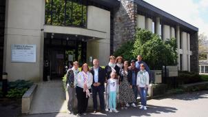 <p>Die Initiatoren der neuen Inklusionsschule mit Unternehmer Roger Gehlen vor dem ehemaligen Electrabel-Verwaltungsbgebäude in Malmedy. Am 1. September werden die beiden Klassen das Erdgeschoss beziehen.</p>