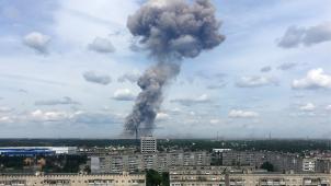 <p>Eine Rauchwolke steigt über der russischen Stadt Dserschinsk auf.</p>