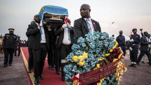 <p>Étienne Tshisekedi ist seit gut zwei Jahren tot - aber sein Leichnam durfte bisher nicht nach Hause. Das änderte sich erst, als sein Sohn an die Macht kam.</p>
