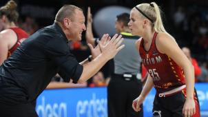 <p>Cheftrainer Philip Mestdagh im Gespräch mit Julie Vanloo</p>