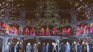 <p>Szenenbild einer Aufführung von „I Puritani“ an den Städtischen Bühnen Frankfurt.</p>