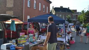 <p>Viele Anwohner der Alten Malmedyer Straße beteiligen sich am Trödelmarkt. Sie schätzen die nette Atmophäre unter Nachbarn und Bekannten.</p>