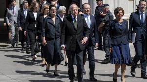 <p>Die designierte Kanzlerin Brigitte Bierlein (rechts) und Clemens Jabloner (Mitte), der neue Vizekanzler und Justizminister von Österreich, zusammen mit weiteren Kabinettsmitgliedern bei der Ankunft im Präsidentenpalast in Wien.</p>