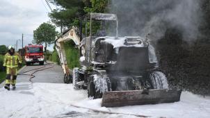 <p>Die Feuerwehr setzte zum Löschen des brennenden Baggers Löschschaum ein.</p>