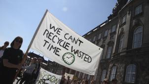 <p>Zwei Demonstrantinnen halten während eines Klimaprotests vor dem dänischen Parlament ein Banner mit der Aufschrift „We Can't Recycle Wasted Time“ (dt.: „Wir können keine vergeudete Zeit recyceln“). Das Streitthema Klimaschutz zählte vor der Parlamentswahl in Dänemark zu den wichtigsten Wahlkampfthemen.</p>