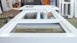 <p>Der Angeklagte soll für bestellte Fenster und Türen Anzahlungen in die eigene Tasche gesteckt haben.</p>