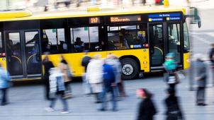 <p>Aus Protest gegen die tatsache, dass der Fahrer ihn des Busses verwiesen hatte, legte der Mann sich unter den Bus und brachte sich so in Lebensgefahr.</p>