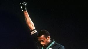<p>Tommie Smith bei der Siegerehrung der Olympischen Spiele am 16. Oktober 1968</p>