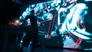 <p>Die in Brüssel und Berlin lebende Musikerin Zoë Mc Pherson kehrt nach ihrem Auftritt beim Meakusma Festival 2018 nach Ostbelgien zurück.</p>