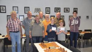 <p>Gruppenbild der Organisatoren und der Erstplatzierten: Alfons Desauw, Guido Mertens, Dieter Plumanns, Matthias Röder, der neue Verbandsmeister Rudolf Meessen, Henri Els, Yannick Wertz, Victor Schleck und Yann Laurent (von links)</p>