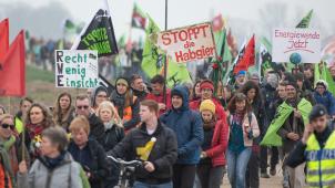 <p>Bürger demonstrierten im März für den Erhalt von fünf Umsiedlungsdörfer am Tagebau Garzweiler. Auch die „Fridays for Future“-Bewegung könnte Mitte Juni vor Ort demonstrieren.</p>