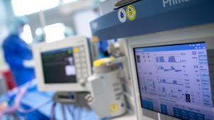 <p>Der Anästhesist soll absichtlich die Geräte auf laut gestellt und den Internisten somit provoziert haben, lautet die These der Verteidigung.</p>