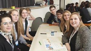 <p>Der Dialog mit Jean-Claude Juncker und dem rumänischen Präsidenten Klaus Johannis gefiel der Eupener Studentin Alicia Doum (vorne rechts) am besten.<br />
Foto: privat</p>