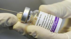 <p>Eine Impfdosis Pandemrix gegen die sogenannte Schweinegrippe: Erst waren es ungewöhnlich viele Kranke in Mexiko, dann wurde ein neues Virus entdeckt, dann geriet die Welt in Panik: vor zehn Jahren breitete sich die Grippe um den Globus aus.</p>