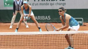 <p>Kirsten Flipkens (r.) und Johanna Larsson sind im Halbfinale der French Open ausgeschieden.</p>
