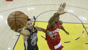 <p>In dieser Szene kämpft Stephen Curry (links) von den Golden State Warriors gegen Serge Ibaka von den Toronto Raptors um den Ball.</p>