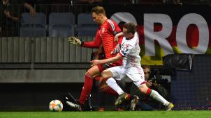 <p>Als Neuer den weißrussischen Stürmer Kowalew an der Eckfahne sehenswert austanzte, applaudierten sogar die Fans des Gastgebers.</p>