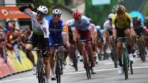 <p>Die Spitzengruppe bei der Zieleinfahrt: Edvald Boasson Hagen (vorne links), gefolgt von Philippe Gilbert und Wout van Aert (ganz rechts).</p>