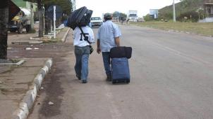 <p>Flüchtlinge aus Venezuela beim Grenzübertritt nach Brasilien. Immer mehr Asylsuchende aus dem Krisenland kommen auch in Europa an.</p>
