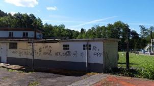 <p>Die Gebäude des Schwimmbads Mon Repos wurden mit rassistischen Graffitis besprüht.</p>