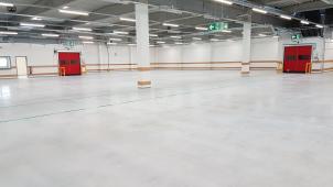 <p>Die Briefträger werden zum Sortieren der Post und der Pakete künftig über sehr viel Platz verfügen: etwa 2.700 Quadratmeter in St.Vith, wo diese Aufnahme entstand, und noch etwas mehr im künftigen Mailcenter Eupen im East Belgium Park.</p>