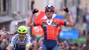 <p>Der Belgier Dylan Teuns (r.) sicherte sich den Etappensieg auf den allerletzten Metern.</p>