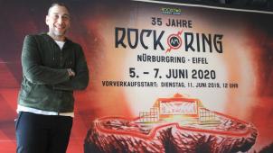 <p>Organisator Andre Lieberberg präsentiert stolz das Plakat zur Jubiläumsedition.</p>