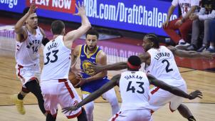 <p>Stephen Curry (m.) von den Golden State Warriors kam auf 31 Punkte.</p>