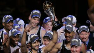 <p>Tony Parker (m.) mit seinem vierten NBA-Titel.</p>