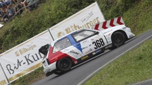 <p>Andy Heindrichs (Opel Corsa) in der Bit-Kurve am Wolsfelder Berg.</p>