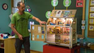 <p>Freddy Paquet erklärt die Vorzüge des „Rauch-Demo-Hauses“, welches Kinder und Jugendlichen die Gefahren von Feuer näher schildert.</p>