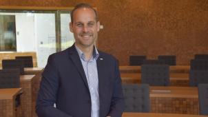 <p>Colin Kraft im Plenarsaal des Parlaments: „Es gibt bei uns eine positive und energiegeladene Atmosphäre.“</p>