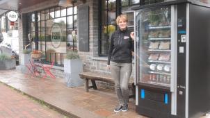 <p>Stolz präsentiert Inhaberin Kyra Peters-Margraff den neuen Grillautomaten der Metzgerei P&amp;M in Bütgenbach.</p>