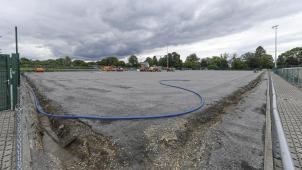 <p>Der vor zehn Jahren angelegte Kunstrasenplatz wird derzeit von Grund auf saniert. Diese Maßnahme lässt sich die AS Eupen 500.000 Euro kosten.</p>