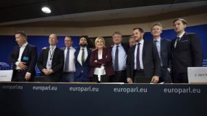 <p>Marine le Pen (Bildmitte), Vorsitzende der rechtspopulistischen Partei Rassemblement National aus Frankreich, steht anlässlich der Bildung einer neuen Fraktion im Europaparlament mit ihren Fraktionskollegen zusammen.</p>