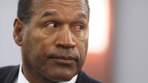 <p>O.J. Simpson, US-Footballer, erscheint während seines Gerichtsprozesses am 1. Oktober 2008 im Clark County Regional Justice Center in Las Vegas, Nevada, USA. Simpson wurde verdächtigt, seine Ex-Frau Nicole und deren Bekannten Ronald Goldman ermordet zu haben.</p>
