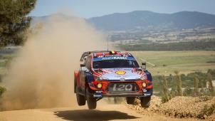 <p>Thierry Neuville geht mit einem Rückstand von 1,8 Sekunden in den zweiten Tag der Rallye Sardinien.</p>