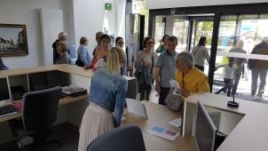 <p>Giovanna Drosson am Empfang hat bei dem regen Andrang viel zu tun.</p>