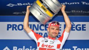<p>Victor Campenaerts auf dem Podium der Tagesetappe in Seraing.</p>