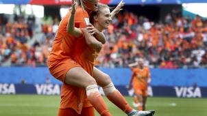 <p>Torschützin Vivianne Miedema (r.) aus den Niederlanden und ihre Teamkollegin Jill Roord beim Torjubel.</p>