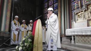 <p>Mit Helm: Michel Aupetit, Erzbischof von Paris, leitet die erste Messe nach dem Großbrand von Notre-Dame in einer Seitenkapelle der Kirche.</p>