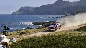 <p>Thierry Neuville beim Kampf um WM-Punkte in Sardinien.</p>