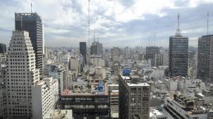 <p>In Teilen Südamerikas ist es zu einem massiven Stromausfall gekommen. Weite Teile Argentiniens (im Bild die Hauptstadt Buenos Aires) und Uruguays seien nach einer schweren Störung im Verbindungssystem ohne Elektrizität, hieß es.</p>