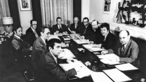 <p>Die Anfänge der Autonomie in der Deutschsprachigen Gemeinschaft Mitte der 70er Jahre: Auf dem Foto erkennt man das erste Präsidium des Rates der deutschen Kulturgemeinschaft (RdK) und die Fraktionsführer: Hinten in der Mitte ist der erste Ratspräsident Johann Weynand zu sehen, dann drehend im Uhrzeigersinn August Pitsch, Generalsekretär Manfred Beckers, Dr. Michel Louis, Lorenz Paasch, Manfred Betsch, Ferdi Dupont, Josef Fatzaun, Bernd Gentges und Albert Gehlen.</p>