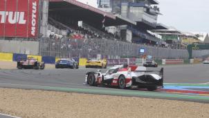 <p>Überraschend gewann der Toyota TS050 Hybrid mit der Startnummer acht (Buemi-Nakajima-Alonso) die 24 Stunden von Le Mans.</p>
