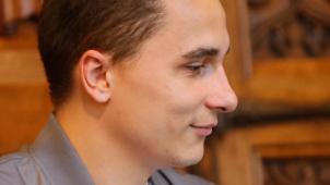 <p>Alexander Hart war der Anführer der Gruppe. Sein Lächeln ist sein „Markenzeichnen“: Es ist die einzige Gefühlsregung, die er zeigt.</p>