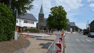 <p>„De Lonneboom blieft sto“ lautete die Priorität bei den Planungen des Weywertzer Kirchplatzes. Seit Baubeginn im Herbst 2018 hat sich einiges getan. Es bleibt das Ziel, den Platz bis zur Kirmes am ersten Oktober-Wochenende fertigzustellen.</p>
